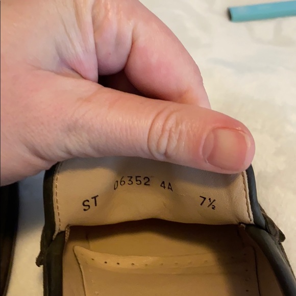 BARELY WORN OLIVE GREEN SALVATORE FERRAGAMO SHOES. - Picture 6 of 6